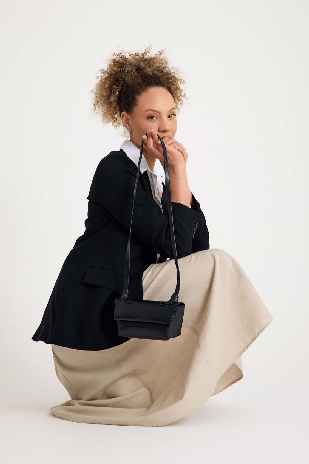 Bagh Collection-Apple Crossbody Bagh Black-Omuz Çantası-4-roqelvaxirum.shop