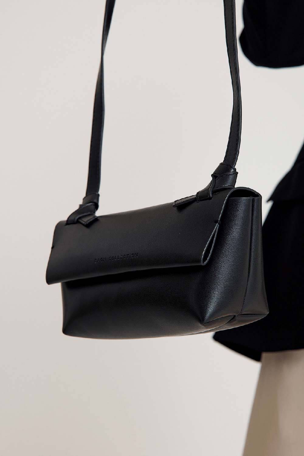 Bagh Collection-Apple Crossbody Bagh Black-Omuz Çantası-6-roqelvaxirum.shop