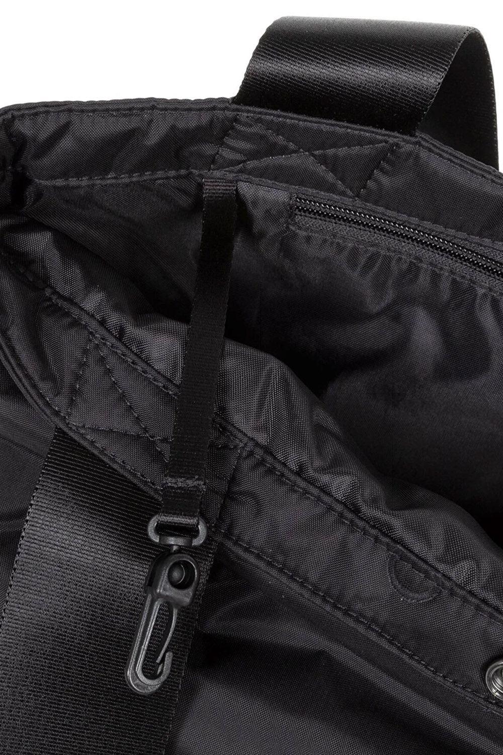 Eastpak-Charlie Puff Black-Omuz Çantası-3-roqelvaxirum.shop