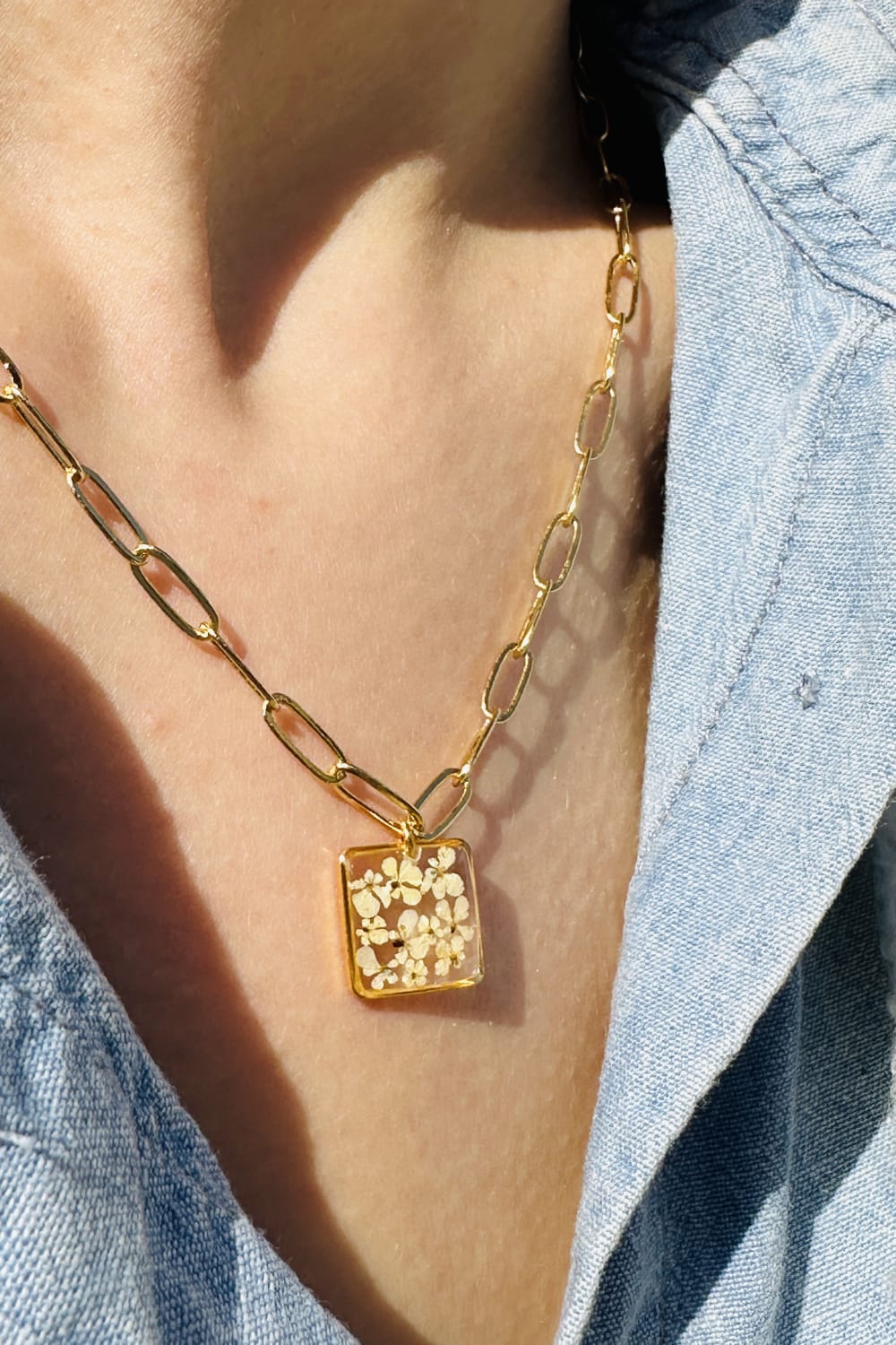 Fiorel Design-Golden Garden Lil Square - White-Kolye-1-roqelvaxirum.shop