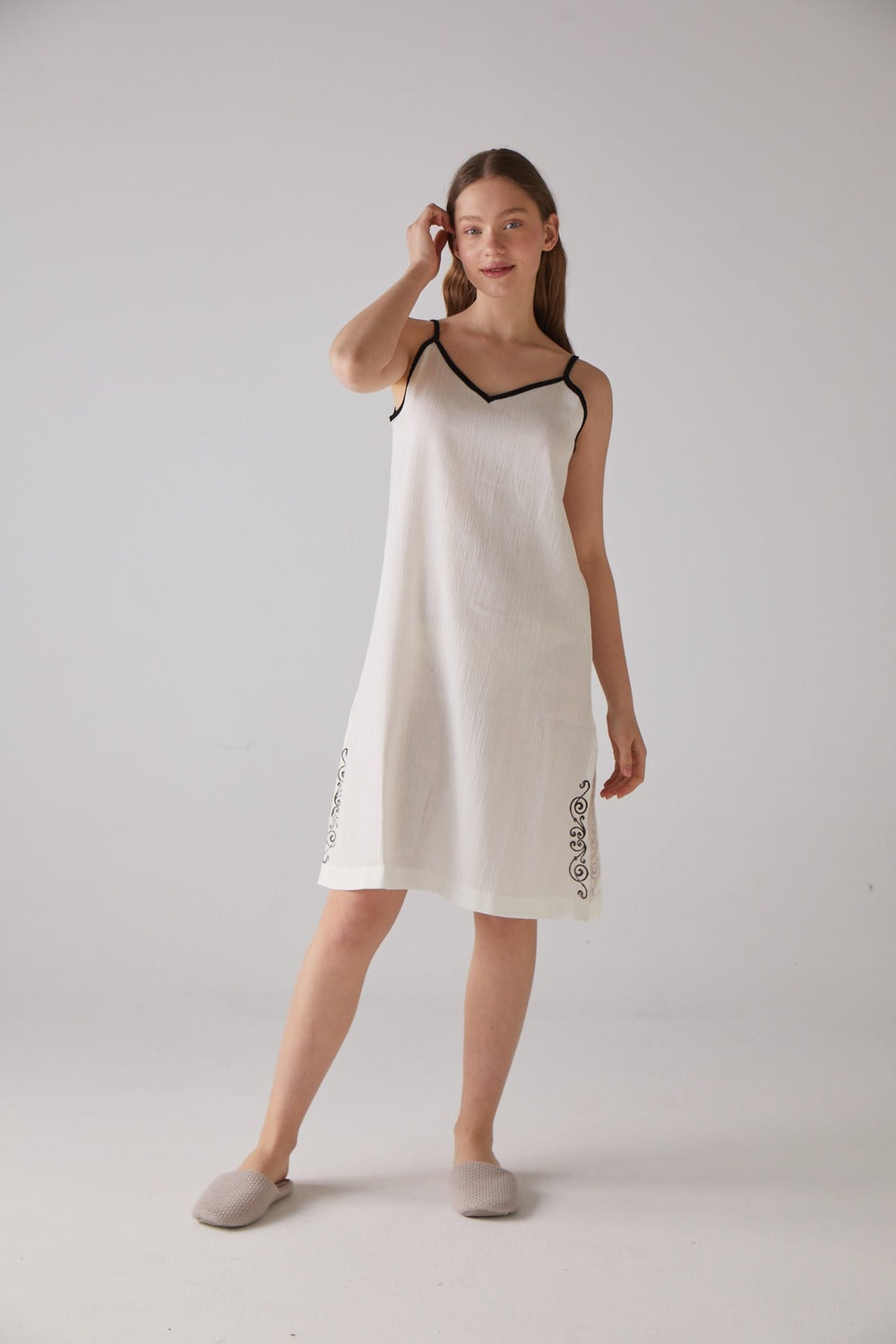 Handarte Los Angeles-Nota Desen Askılı Beyaz Gecelik-Gecelik-1-roqelvaxirum.shop