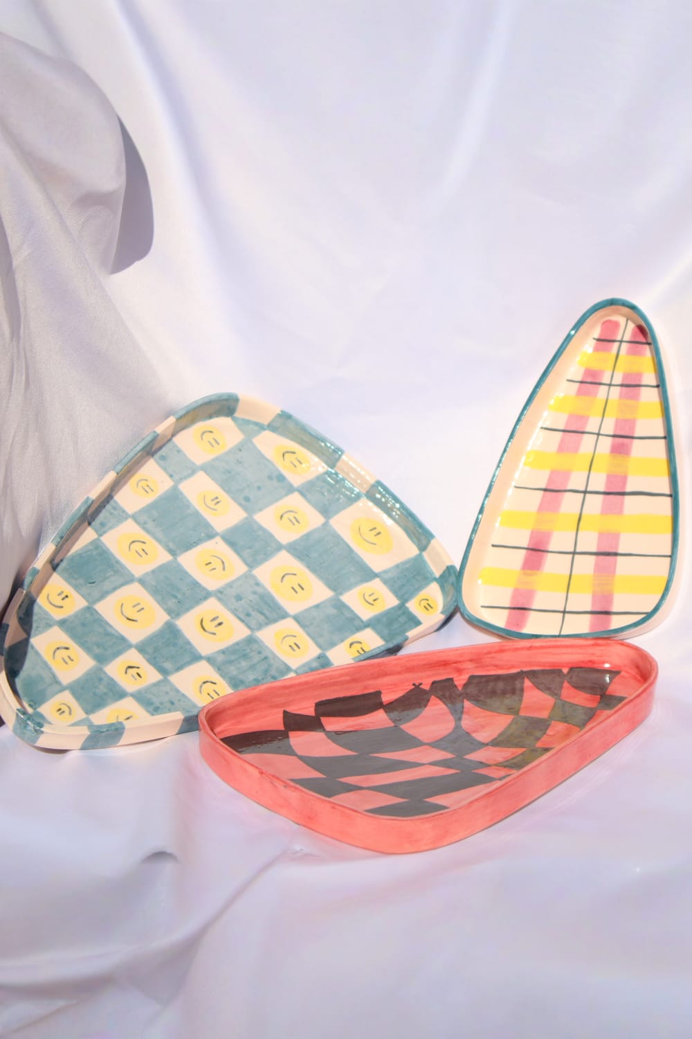 Lily & Loly Ceramics-El Yapımı Seramik Gülen Suratlı, Çizgili, Kareli Modern El Yapımı 3'lü Set Eğlenceli Tabaklar-Tabak & Kase-1-roqelvaxirum.shop