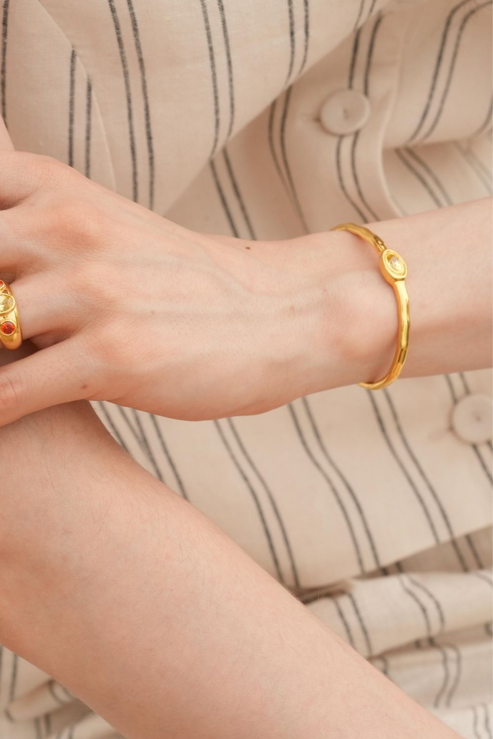 Linya Jewellery-Olivia Sarı Taşlı Kelepçe-Bileklik-2-roqelvaxirum.shop