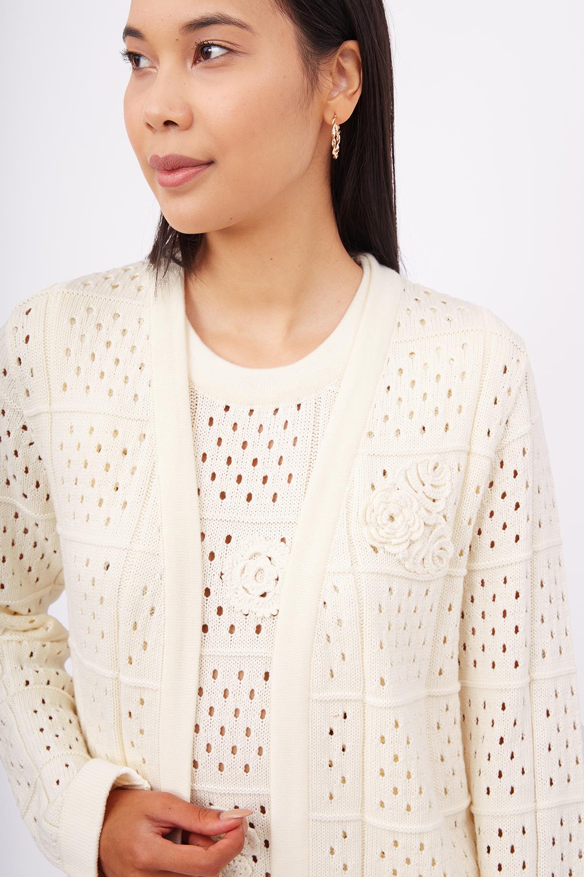 Peraluna-Isabel Cardi̇gan Ajur örgü El Yapımı Broş Detaylı Düz Kesim Kadın Triko Hırka Ekru-Kazak & Triko-5-roqelvaxirum.shop