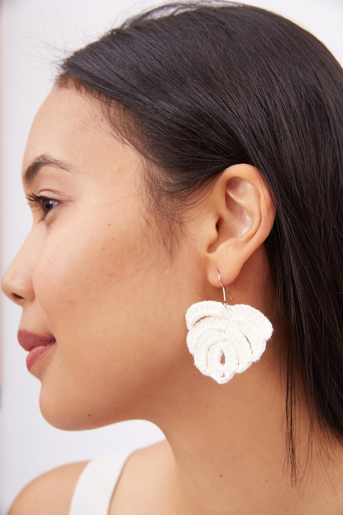 Peraluna-Isabel Earrings El Yapımı Yaprak Desen Küpe Ekru-Küpe-4-roqelvaxirum.shop