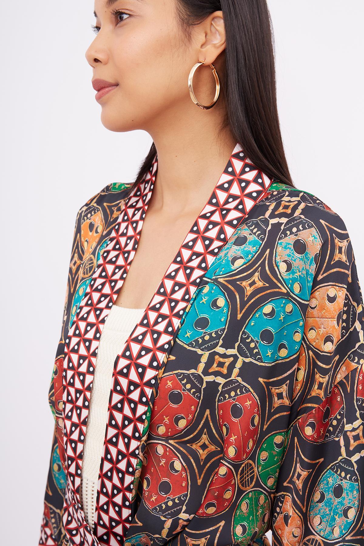 Peraluna-Ladybug Short Kimono Uğur Böceği Baskılı Kısa Saten Kadın Kimono çok Renkli-Kimono-3-roqelvaxirum.shop