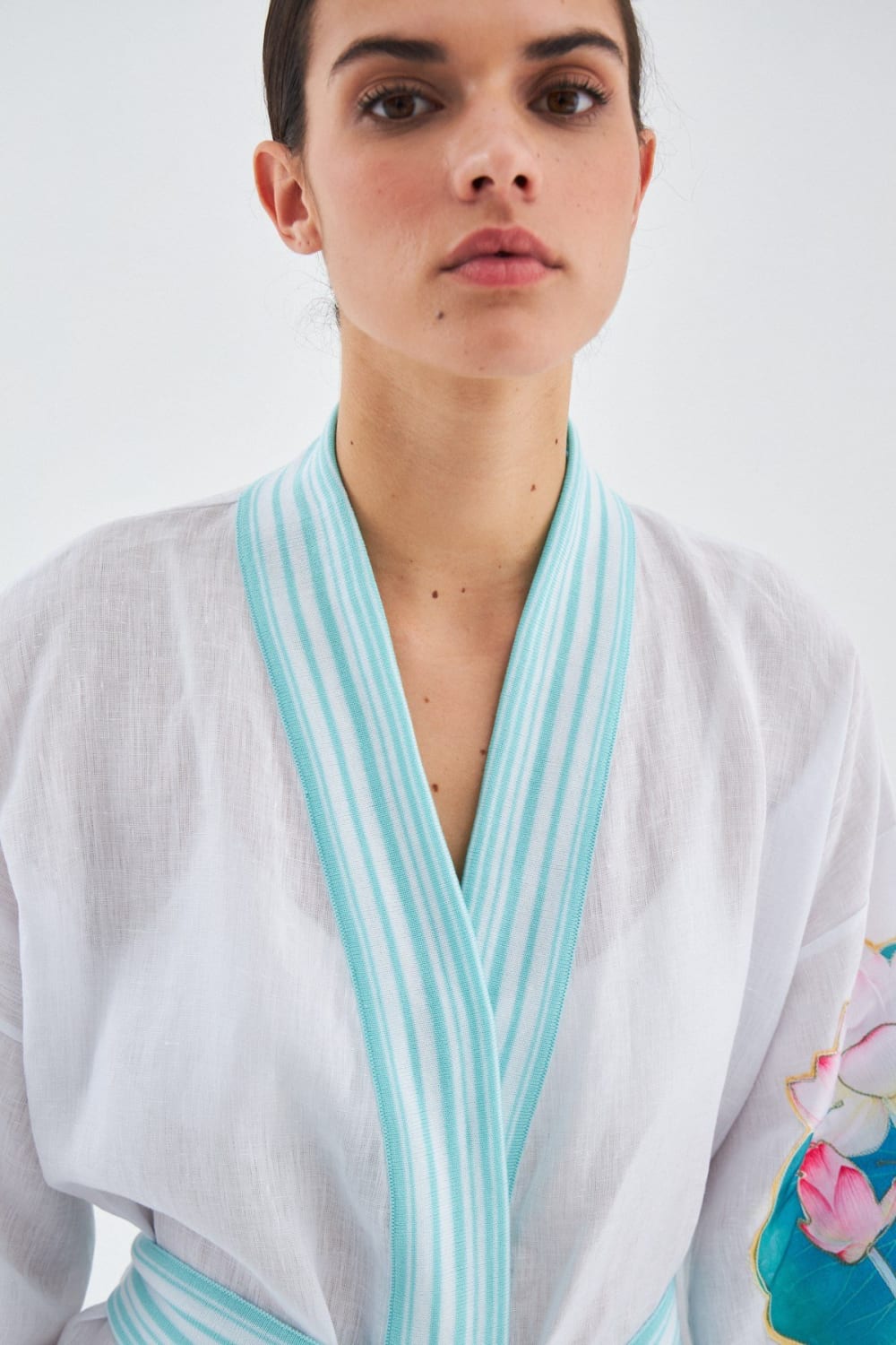 Peraluna-Lotus Balık Aplikeli Keten Karışımlı Diz Altı Kadın Kimono-Kimono-7-roqelvaxirum.shop
