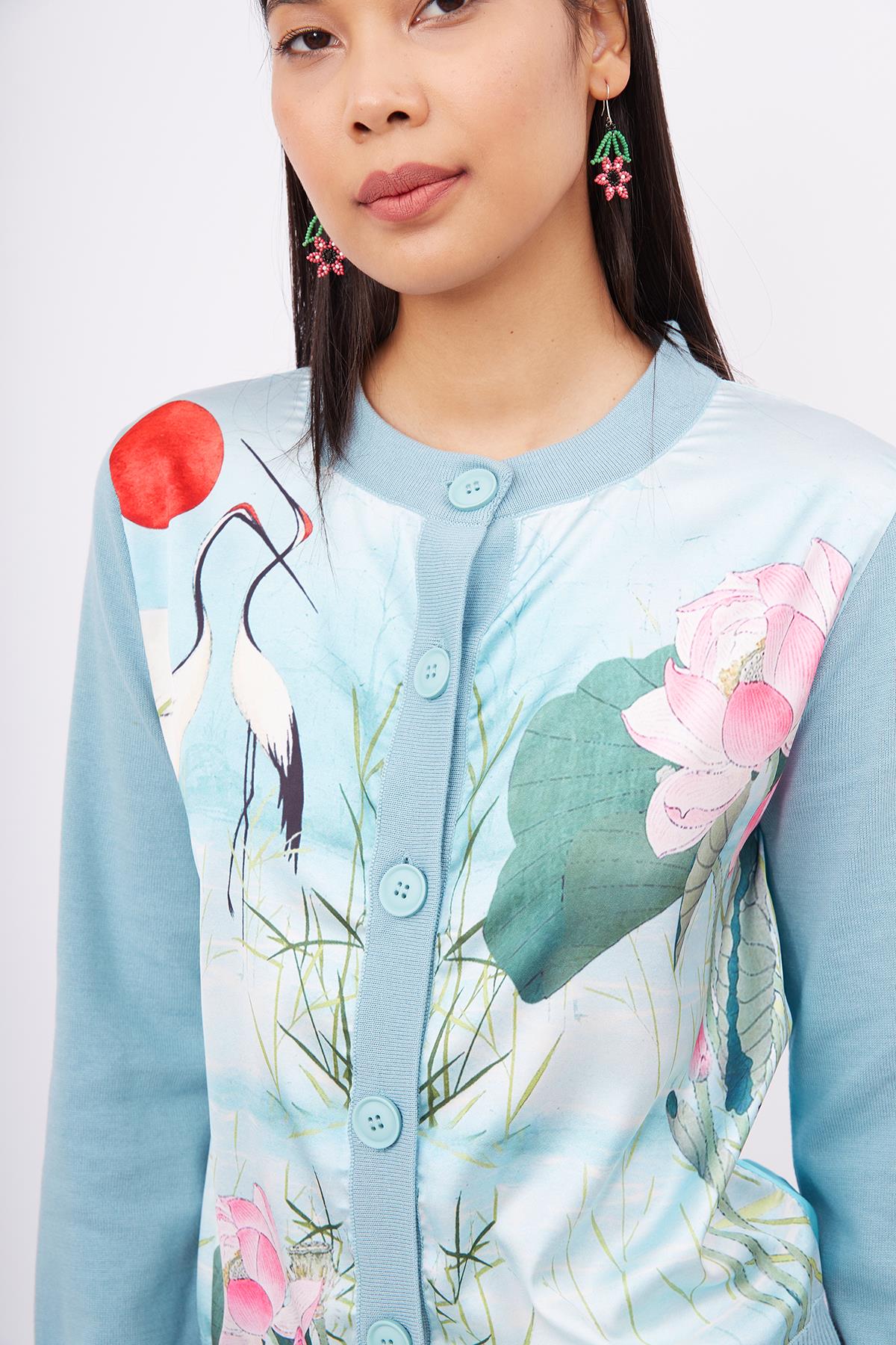 Peraluna-Melinda Cardigan Önü Saten üstüne Baskılı Standart Fit O Yaka Kadın Triko Hırka Toz Mavi-Kazak & Triko-3-roqelvaxirum.shop