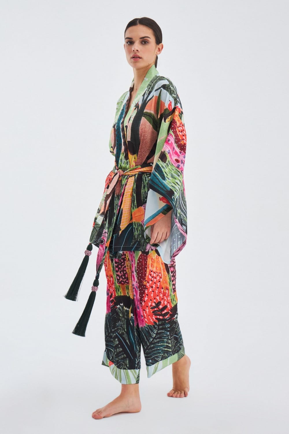 Peraluna-Shuko Tropik Desenli Geniş Kollu Saten Kadın Kimono-Kimono-4-roqelvaxirum.shop