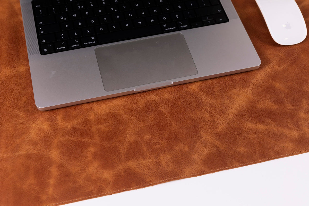 Still & Silent – Golden Tan Gerçek Deri Desk Mat Macbook Altlığı - 3