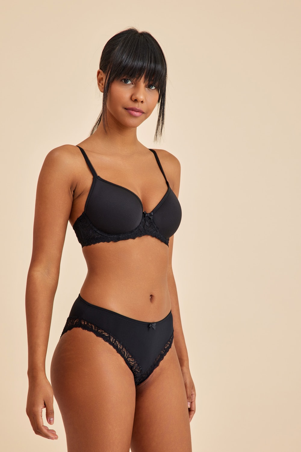 Amarelle-Victoria Siyah Balenli Dantelli Dolgusuz Toparlayıcı Balkonet Sütyen-Top-3-roqelvaxirum.shop