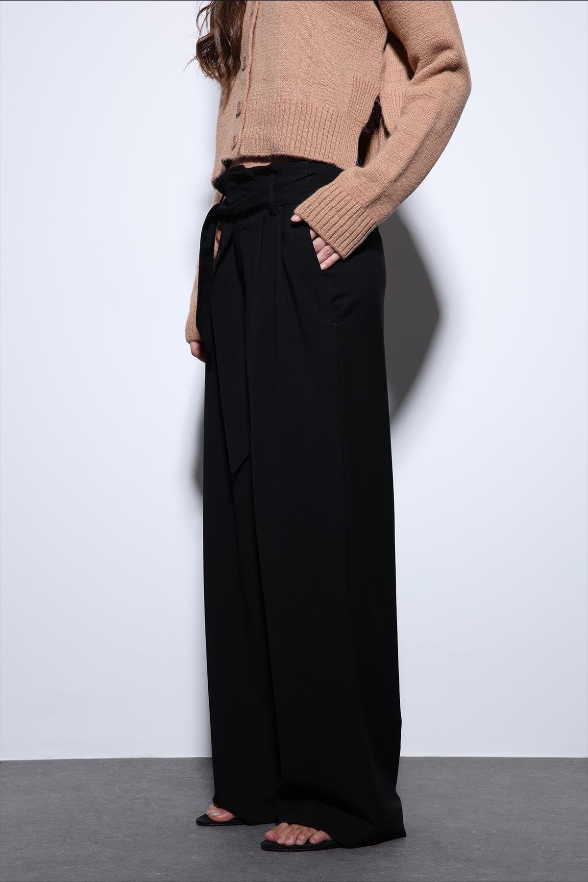 Antioch-Siyah Kemerli Pileli Geniş Kadın Pantolon-Kumaş Pantolon-4-roqelvaxirum.shop