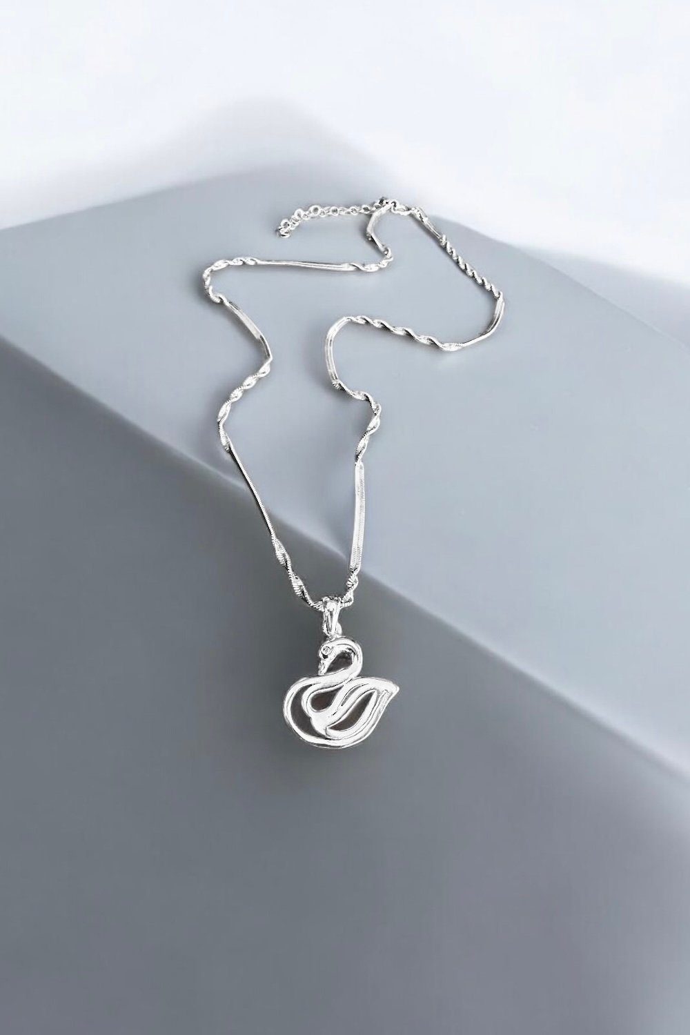 Arven’s World by Aylin Işıklı-Swan Kolye-Kolye-1-roqelvaxirum.shop