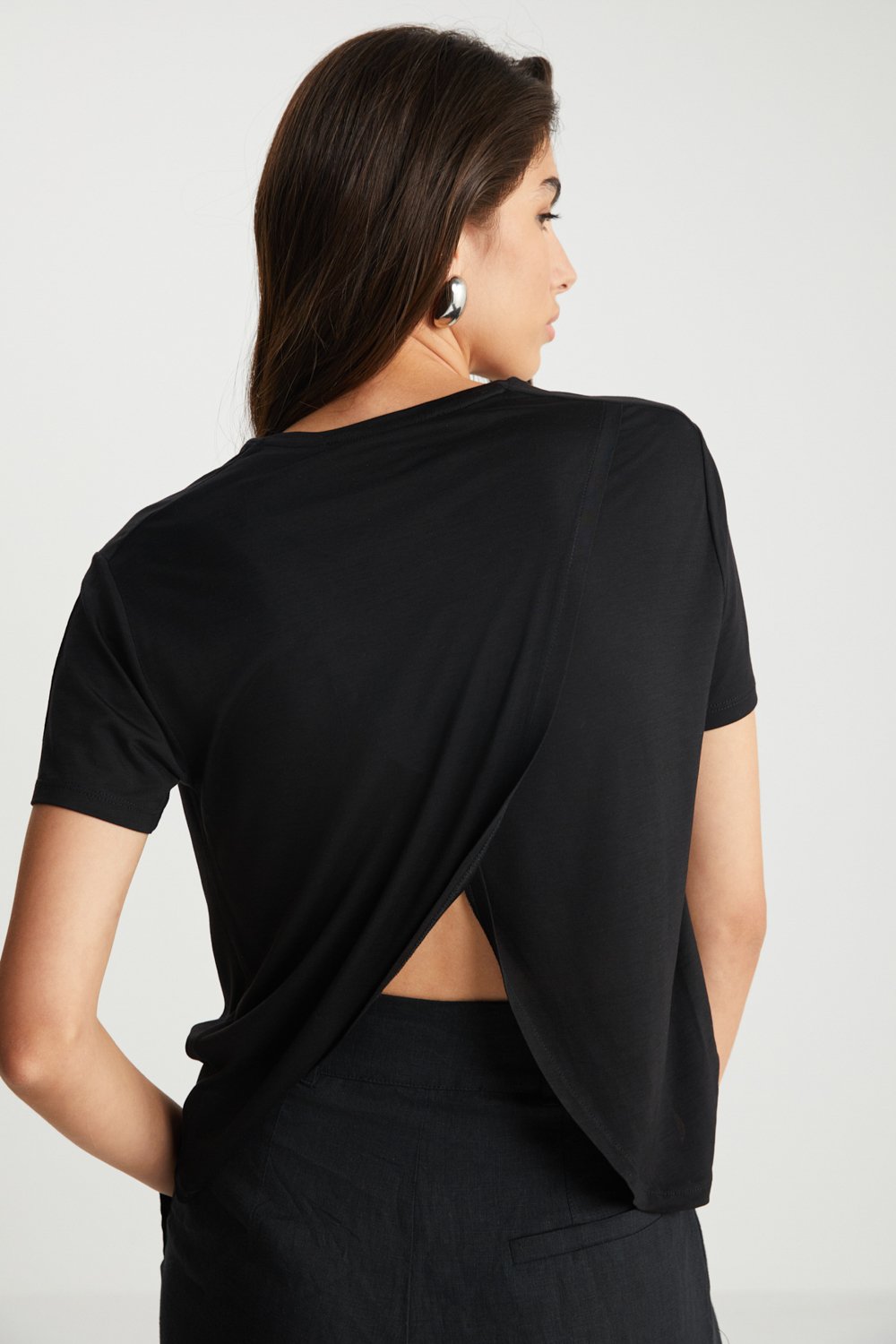 Boneqa Barcelona-Sırtı Açık Siyah Basic Tişört-T-Shirts-6-roqelvaxirum.shop