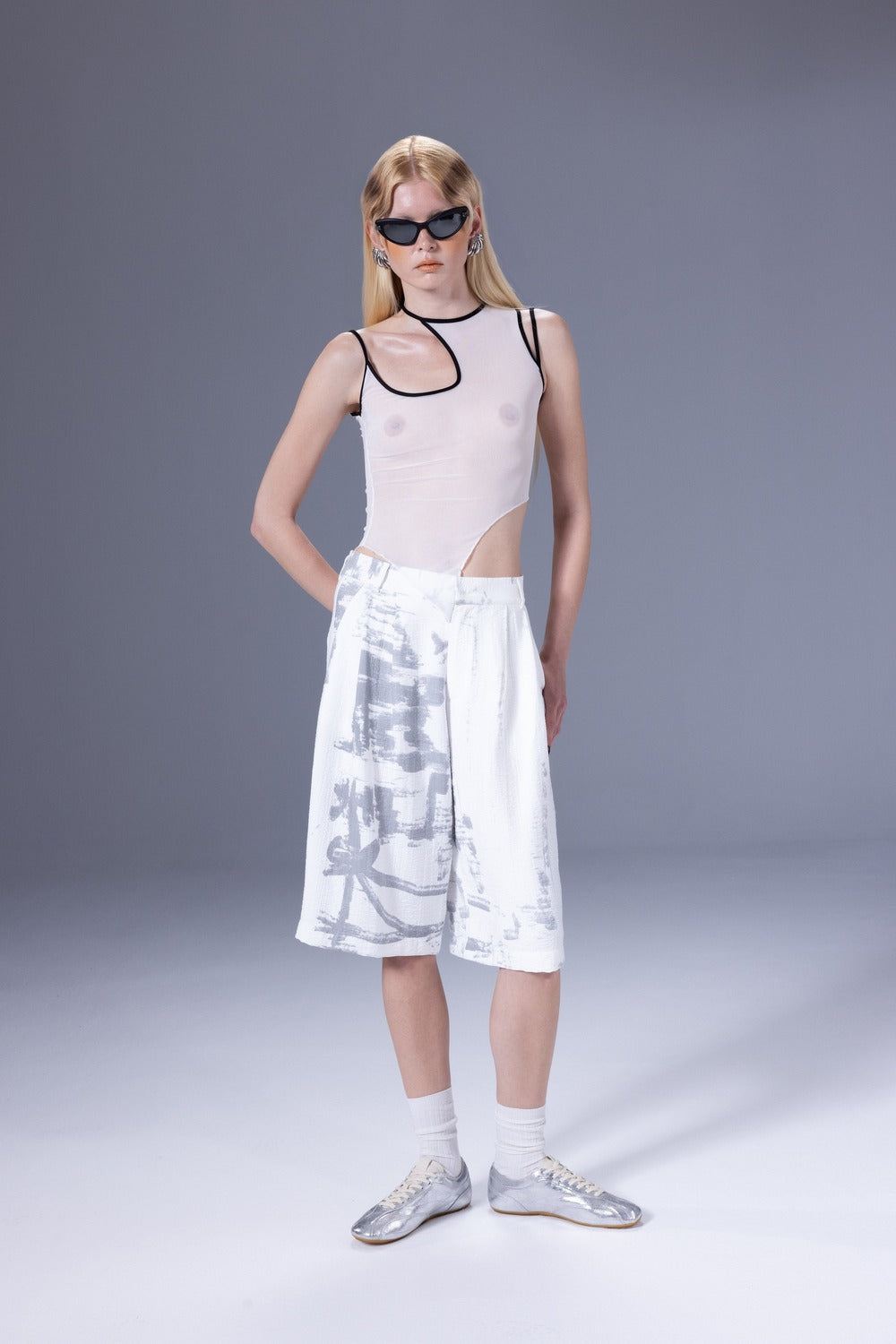 Death Is Easy-White Calligraphy Pleated Jorts-Şort-1-roqelvaxirum.shop