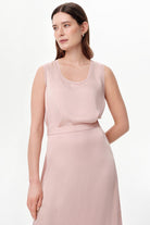 Exquise-Yuvarlak Yaka Saten Yüzeyli Ajurlu Regular Pembe Bluz-Bluz-4-roqelvaxirum.shop