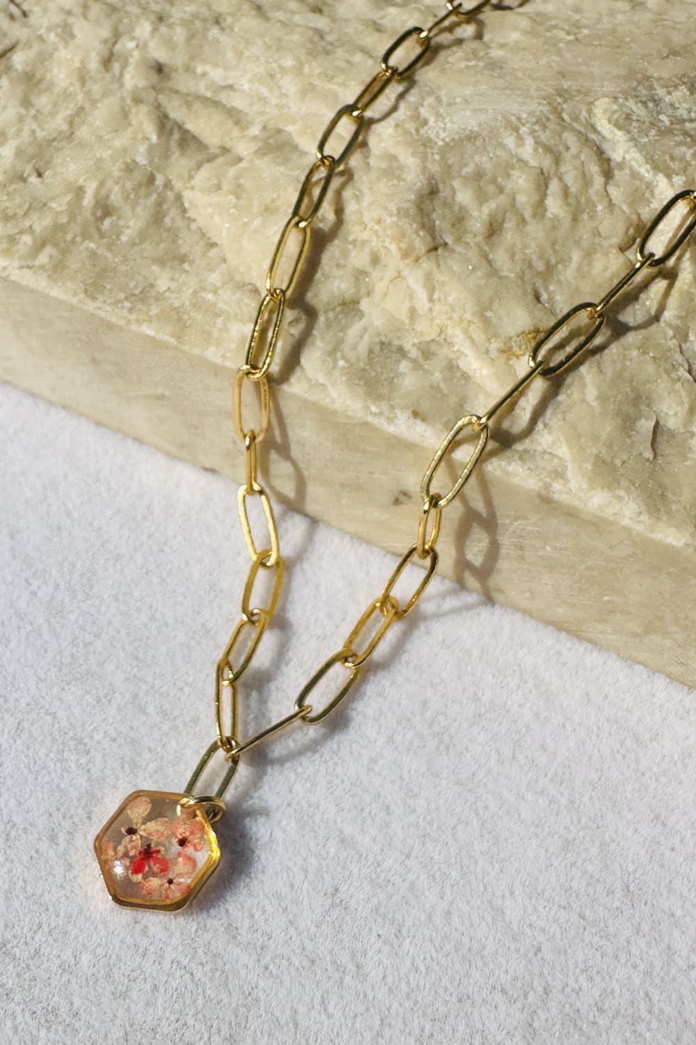 Fiorel Design-Golden Garden Lil Hexagon - Pink-Kolye-1-roqelvaxirum.shop