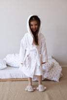 İRYA-Birdie Organik Pamuk Müslin Detaylı Çocuk Bornoz Beyaz-Bornoz-1-roqelvaxirum.shop