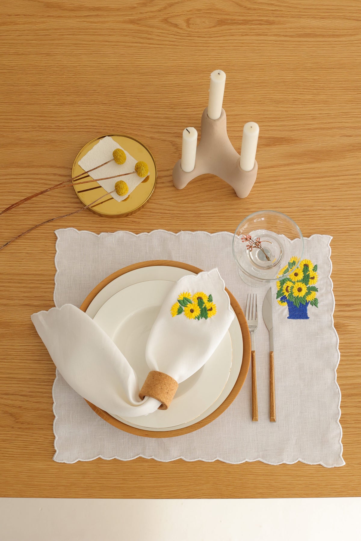 Km Home Collection-2'li Set Ayçiçek İşlemeli Keten Amerikan Servis-Sunum Aksesuarları-1-roqelvaxirum.shop