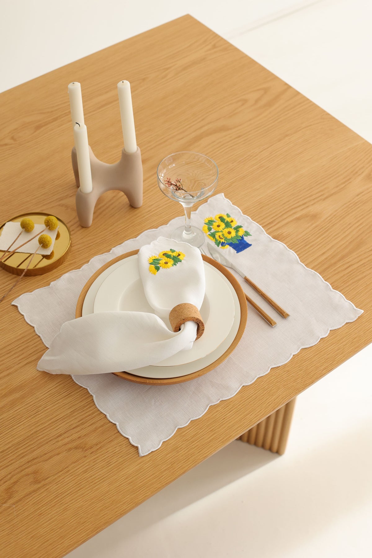Km Home Collection-2'li Set Ayçiçek İşlemeli Keten Amerikan Servis-Sunum Aksesuarları-2-roqelvaxirum.shop