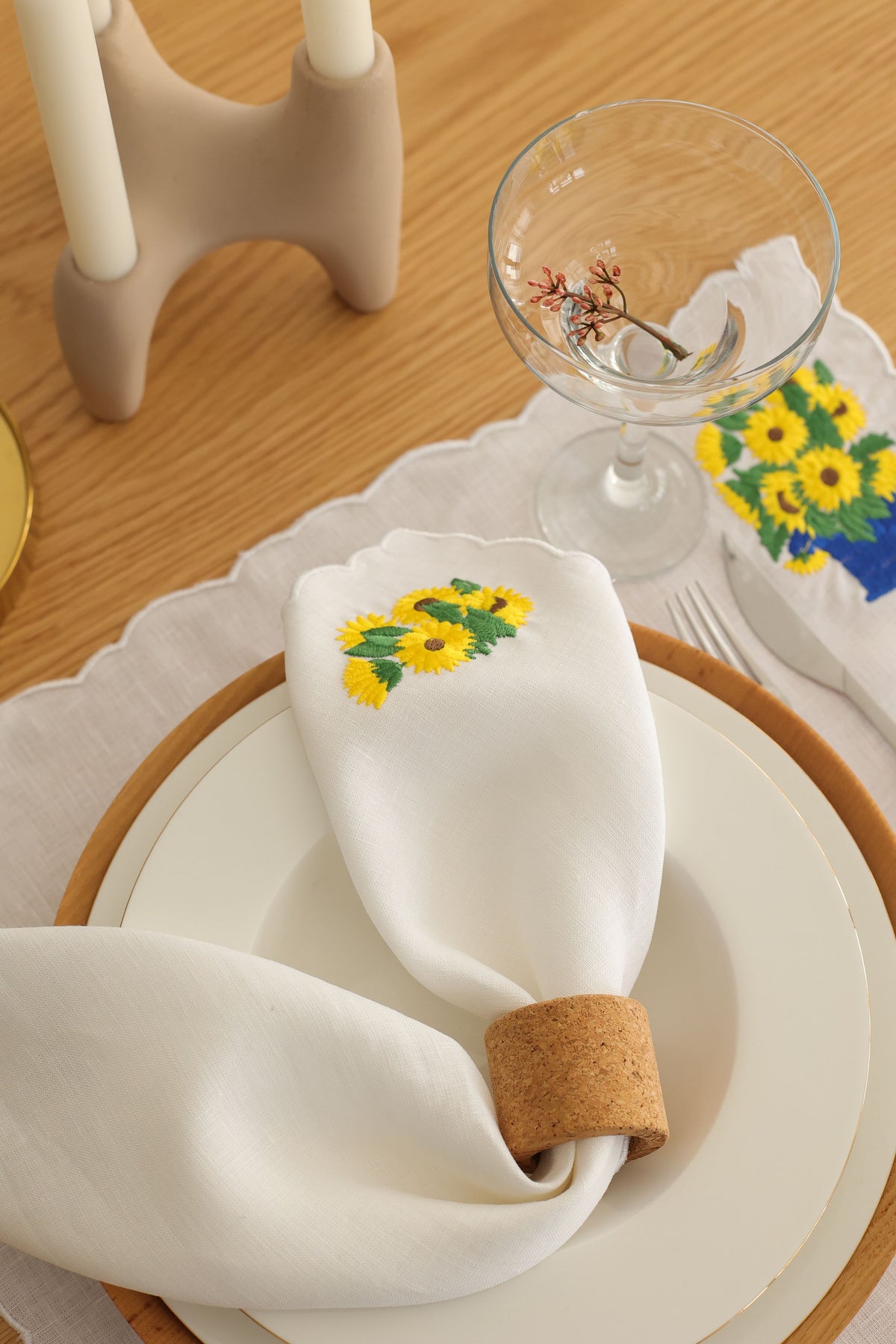 Km Home Collection-2'li Set Ayçiçek İşlemeli Keten Peçete-Sunum Aksesuarları-2-roqelvaxirum.shop