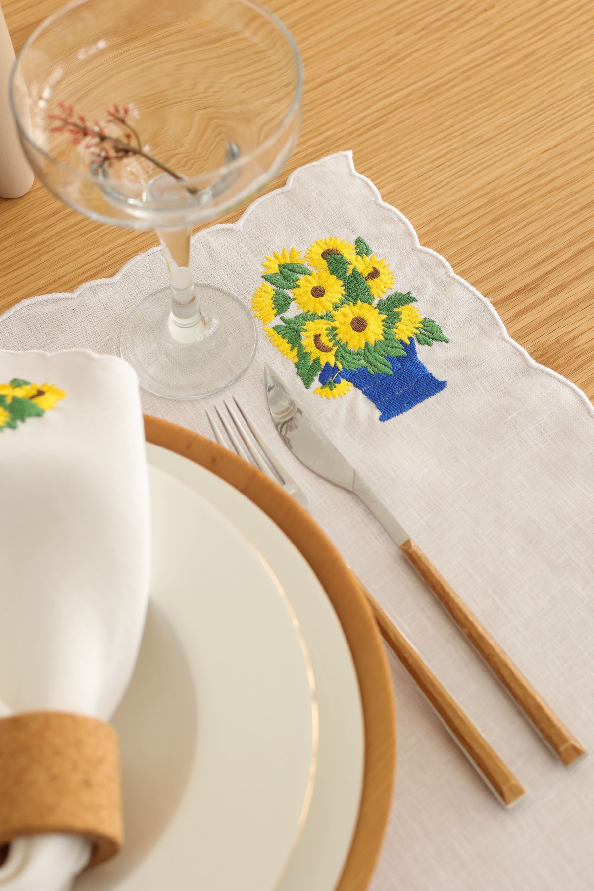Km Home Collection-2'li Set Ayçiçek İşlemeli Keten Peçete-Sunum Aksesuarları-3-roqelvaxirum.shop