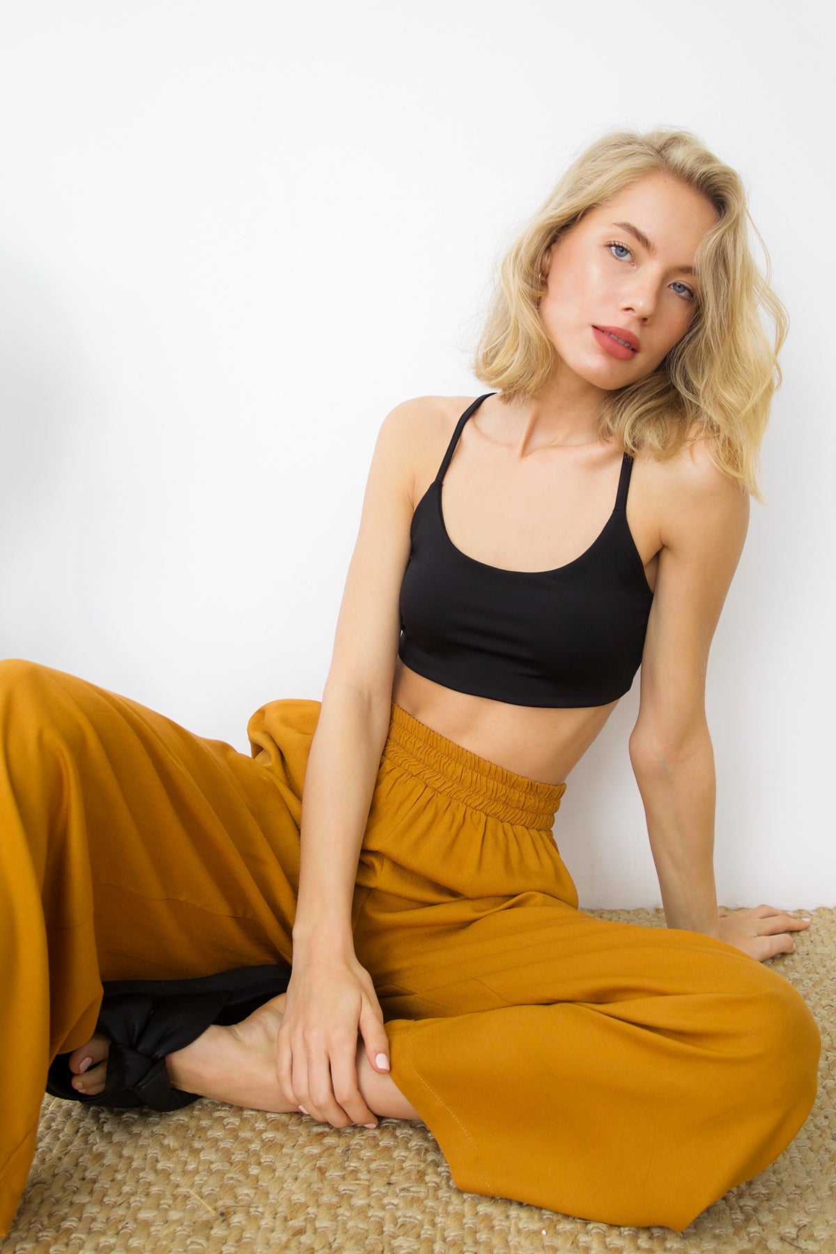 Livia Siyah Sırtı V Crop Top