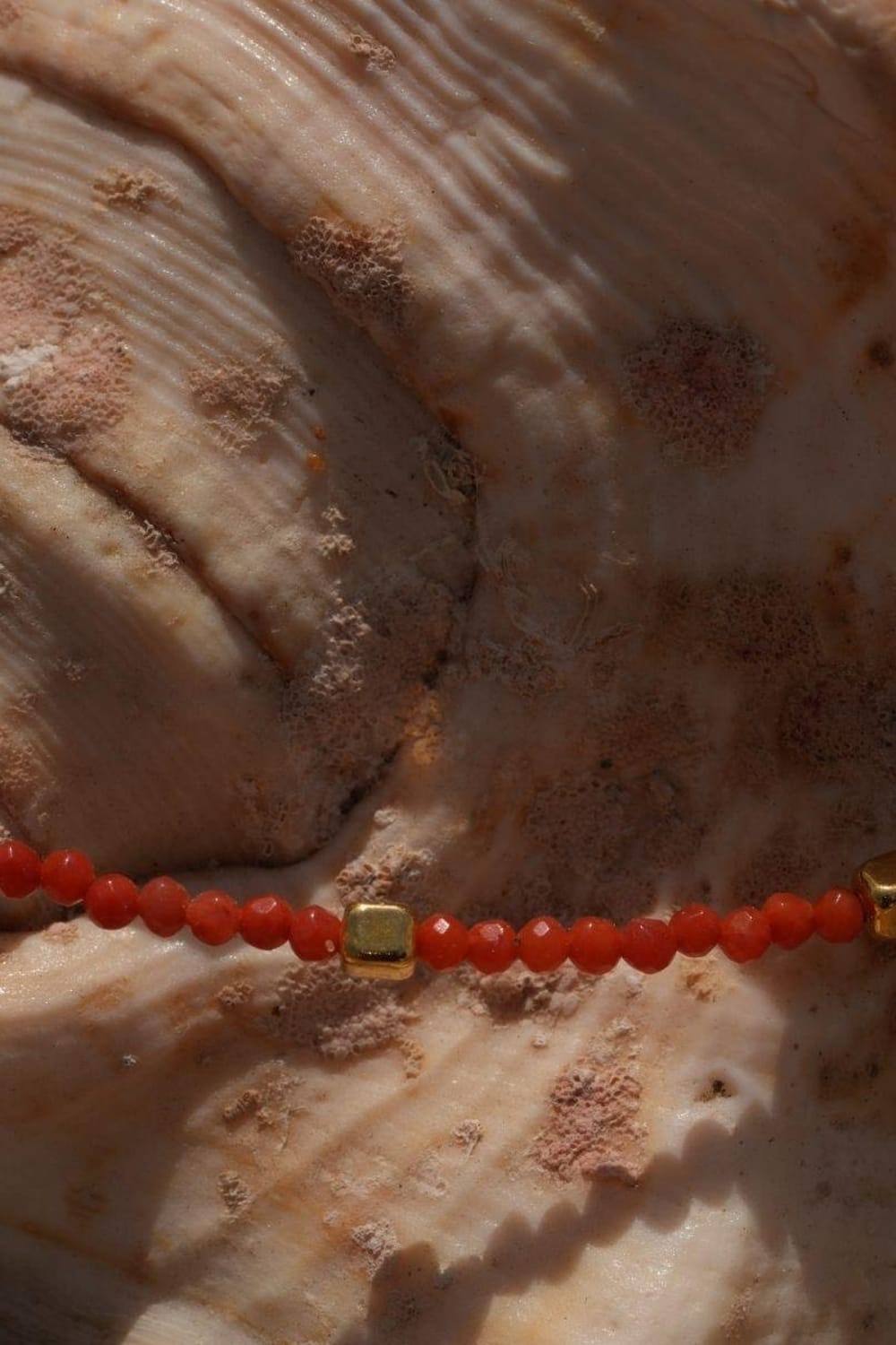 Linya Jewellery-Mira Kırmızı Mercanlı Küçük Toplu Kolye-Kolye-5-roqelvaxirum.shop