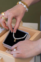 Linya Jewellery-Mono E Harfli İnci Kolye-Kolye-3-roqelvaxirum.shop