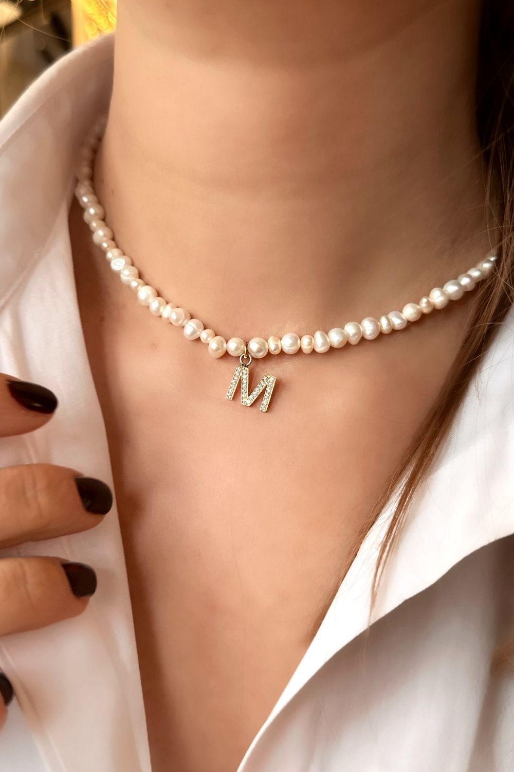 Linya Jewellery-Mono M Harfli İnci Kolye-Kolye-2-roqelvaxirum.shop