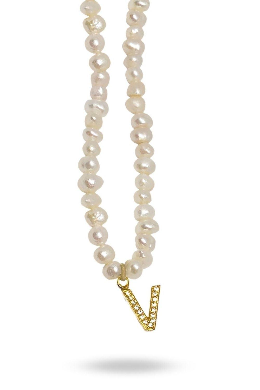 Linya Jewellery-Mono V Harfli İnci Kolye-Kolye-1-roqelvaxirum.shop