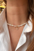 Linya Jewellery-Mono V Harfli İnci Kolye-Kolye-2-roqelvaxirum.shop