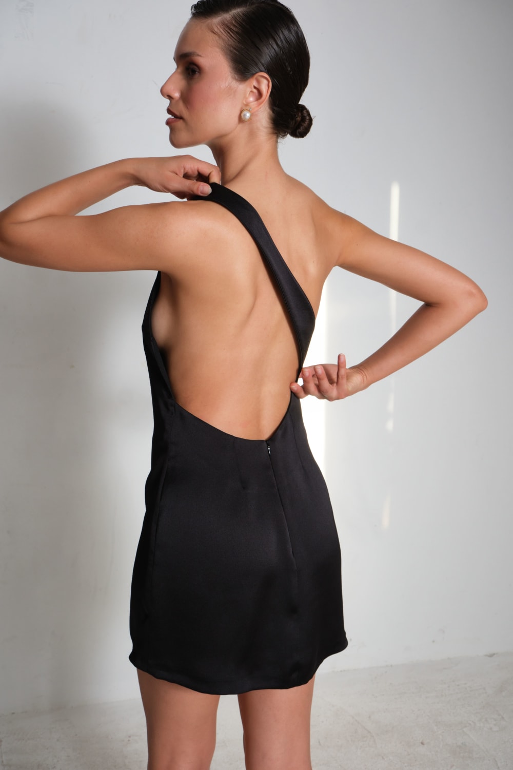 Manshet-Tilda Sırt Detaylı Saten Mini Elbise-Elbise-1-roqelvaxirum.shop