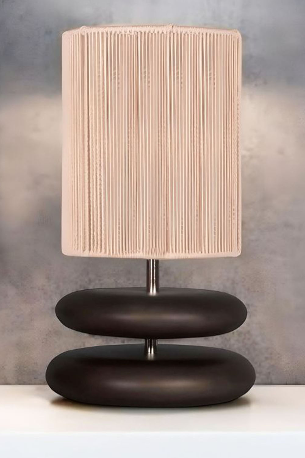 Moena Studio-Koyu Ceviz Ahşap Masa Lambası – Örgü Dokulu Abajur Şapkalı, El Yapımı Modern Tasarım-Abajur-2-roqelvaxirum.shop