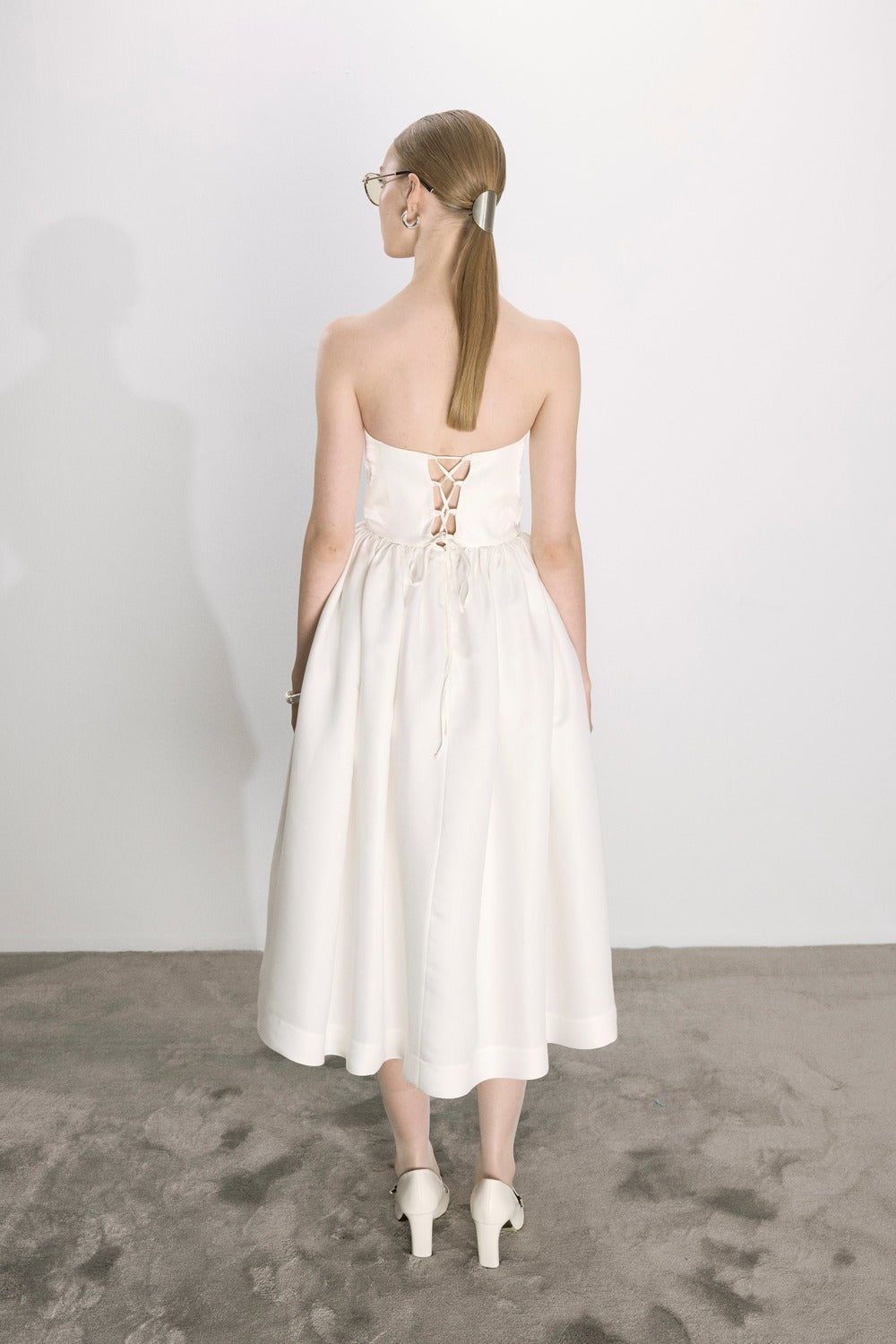 Nazlı Ceren-Sibby Straplez Midi Elbise Beyaz-Elbise-2-roqelvaxirum.shop