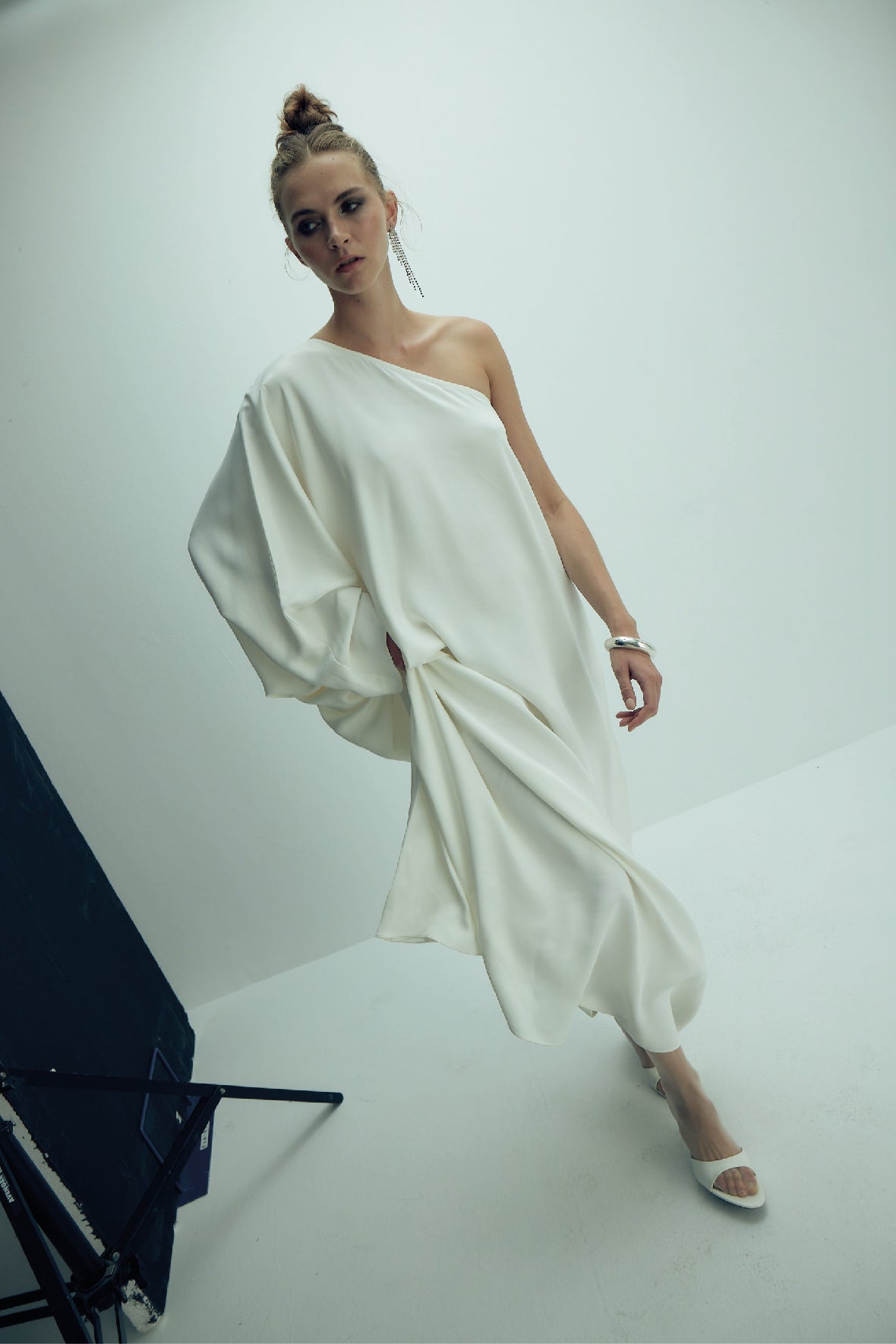 Nazlı Ceren-Venus Tek Omuz Uzun Elbise Beyaz-Elbise-5-roqelvaxirum.shop