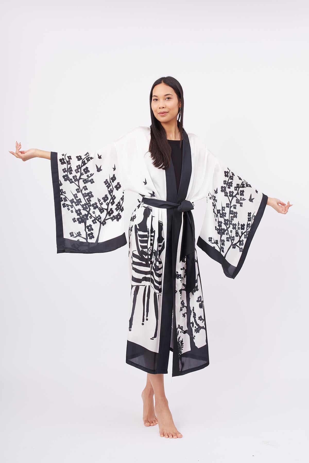 Peraluna-Beach Girls Long Kimono Kadınlar Ve Sakura Baskılı Uzun Saten Kadın Kimono Siyah Beyaz-Kimono-6-roqelvaxirum.shop