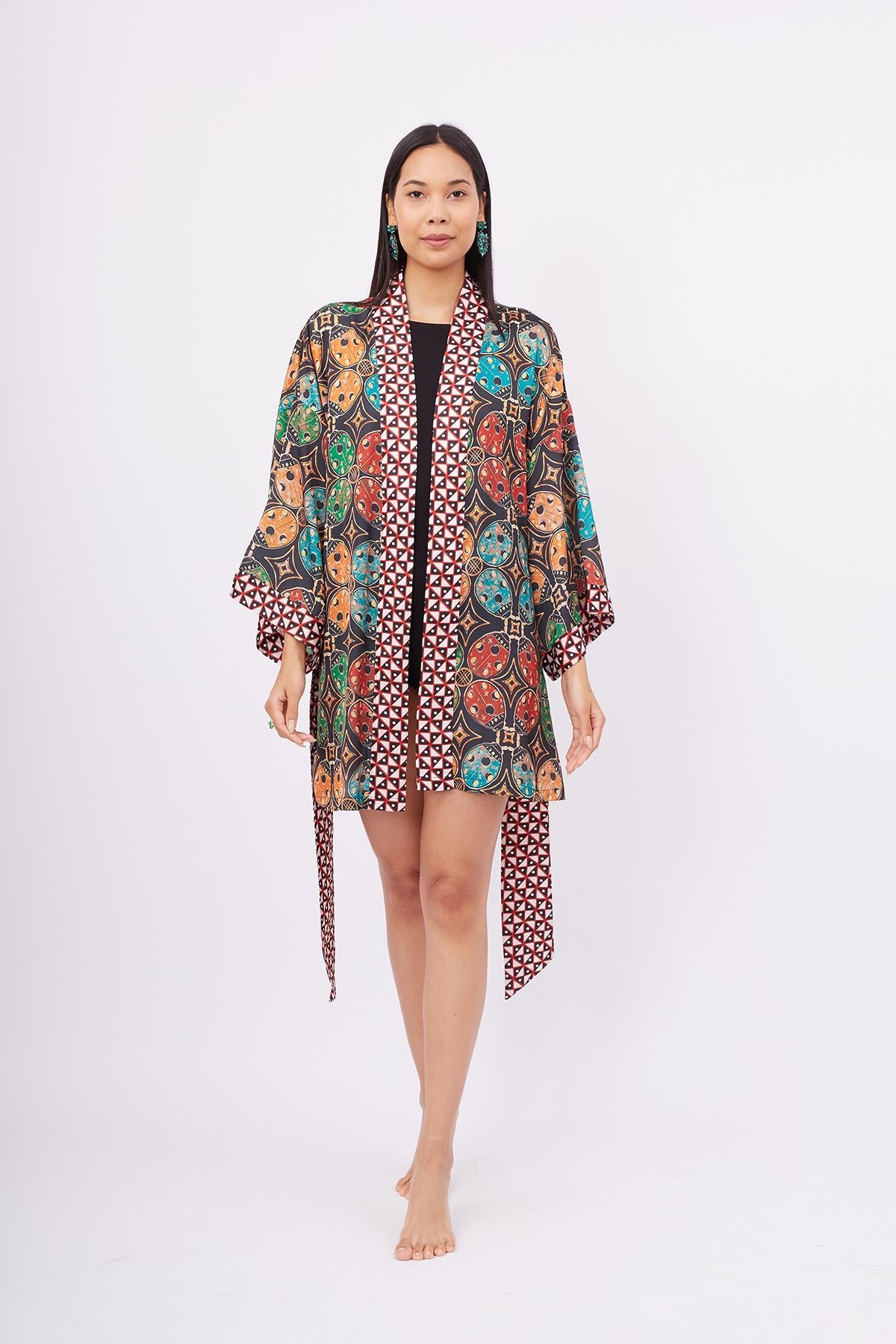 Peraluna-Ladybug Short Kimono Uğur Böceği Baskılı Kısa Saten Kadın Kimono çok Renkli-Kimono-7-roqelvaxirum.shop