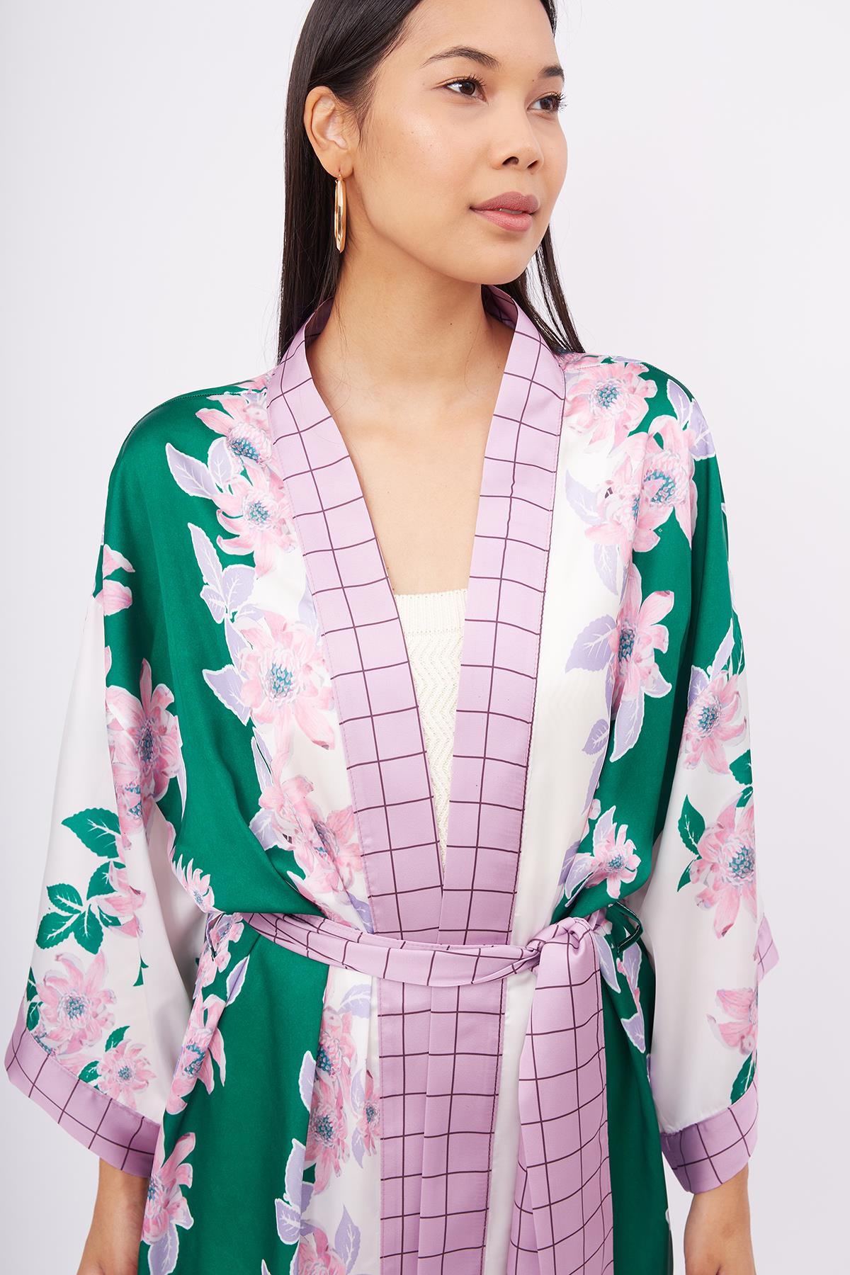 Peraluna-Lilac Charm Short Kimono çiçek Baskılı 90 Cm Saten Kısa Kadın Kimono Yeşil/Pembe-Kimono-3-roqelvaxirum.shop