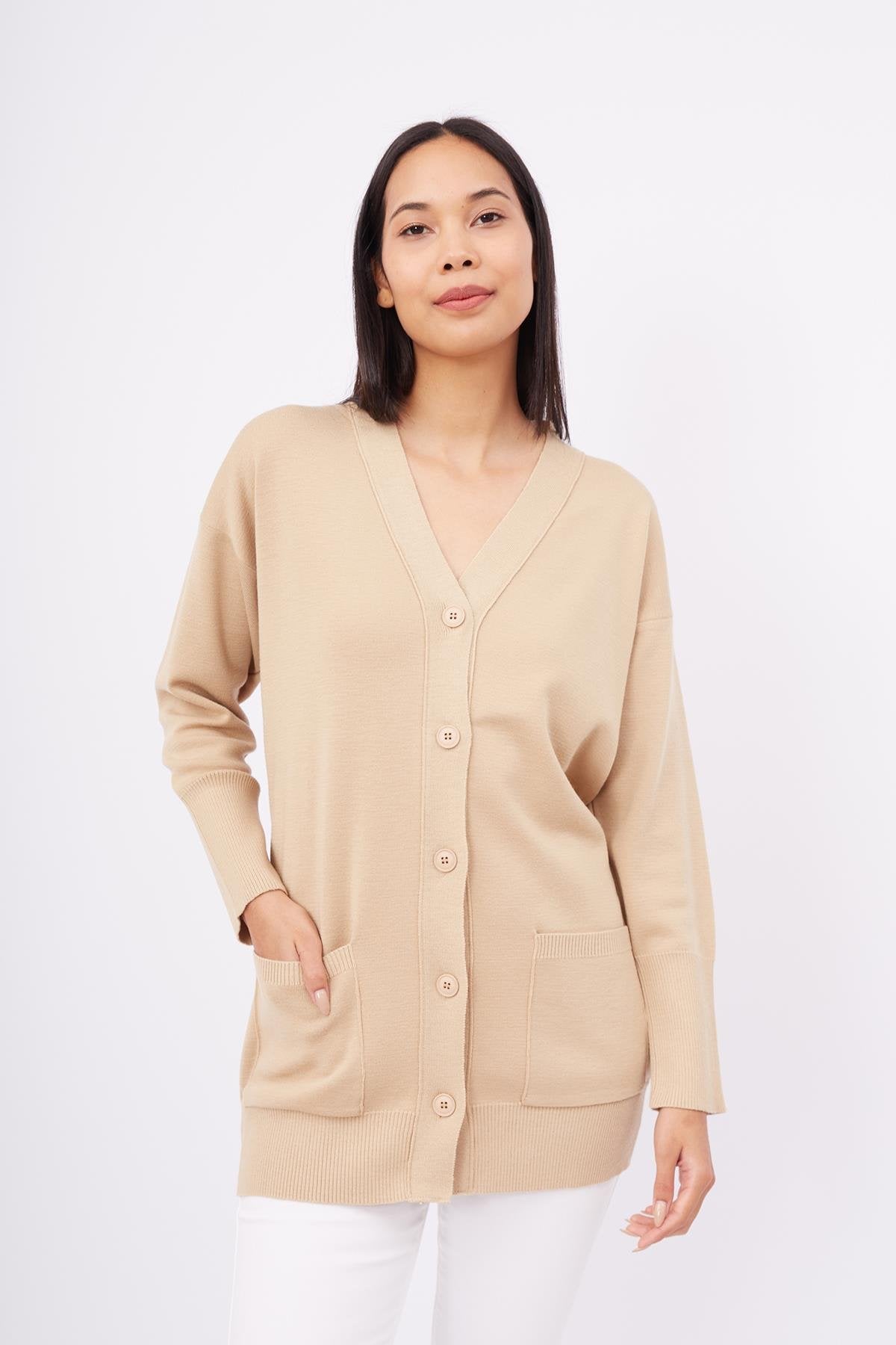 Peraluna-Nicola Long Cardigan Cepli Klasik Kesim V Yaka Uzun Kadın Triko Hırka Bej-Kazak & Triko-2-roqelvaxirum.shop