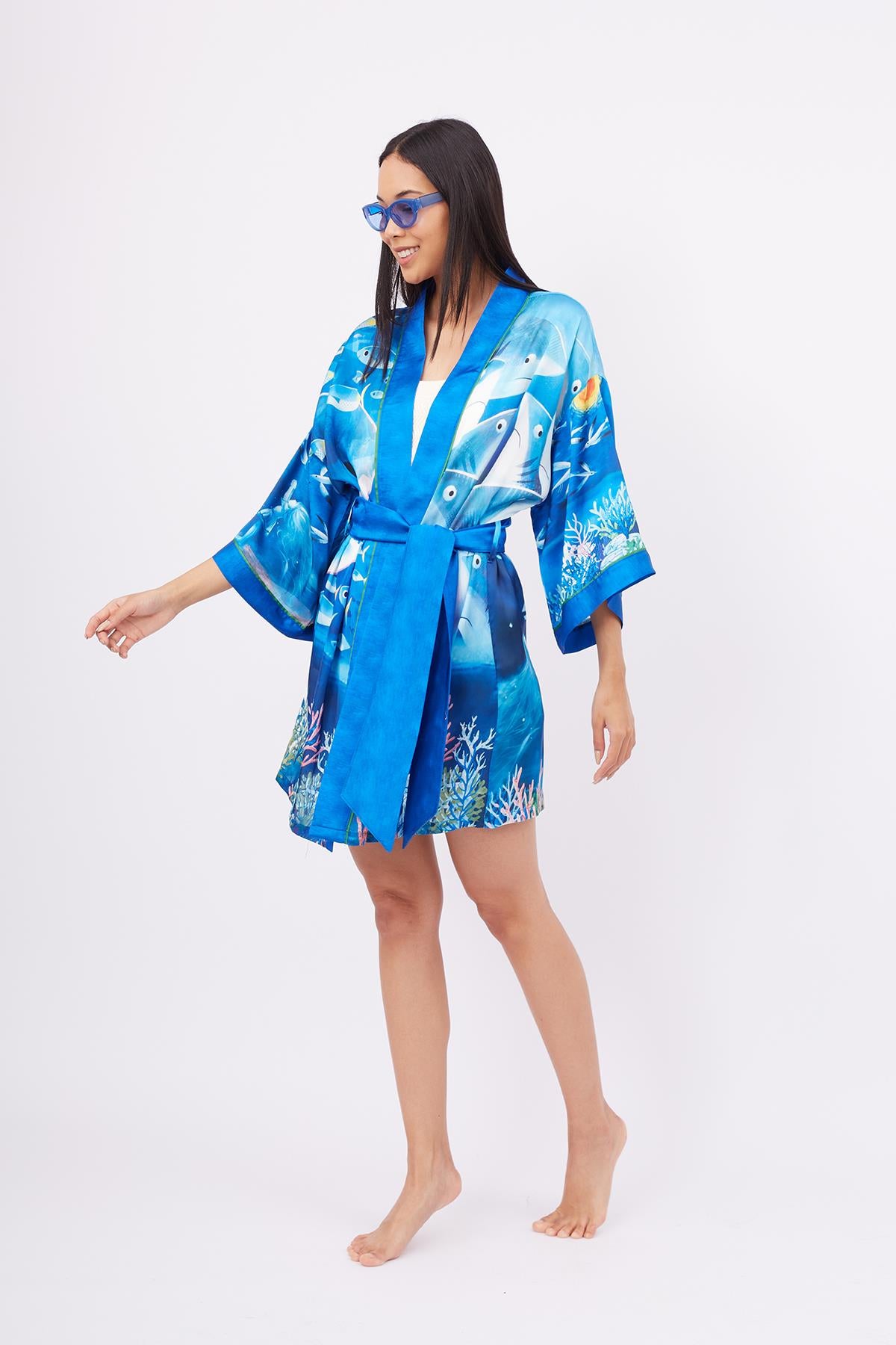 Peraluna-Ocean Story Short Kimono Balık Kuş Ve Kız çocuk Baskılı 90 Cm Kısa Saten Kadın Kimono Deniz Mavisi-Kimono-5-roqelvaxirum.shop