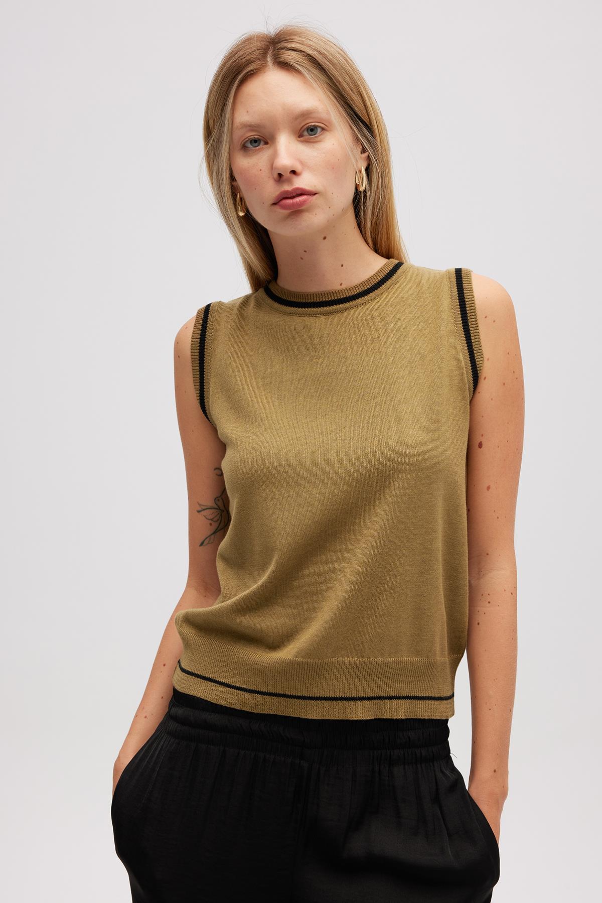 Peraluna-Rina Düz örgü Kadın Triko Kolsuz Bluz Zeytin Yeşili-Bluz-2-roqelvaxirum.shop