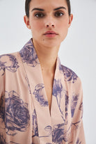 Peraluna-Rosa Gül Desenli Diz Hizası Saten Kadın Kimono-Kimono-2-roqelvaxirum.shop