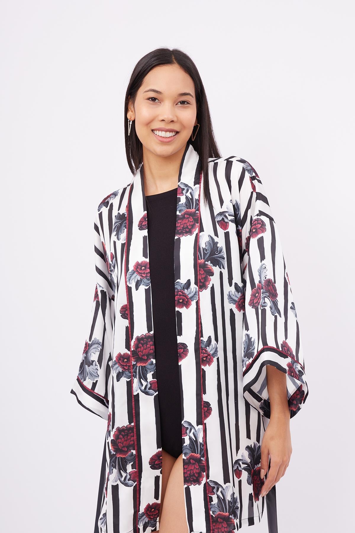 Peraluna-Stripe Garden Short Kimono Çizgili Güllü Baskılı 80 Cm Kısa Saten Kadın Kimono-Kimono-2-roqelvaxirum.shop