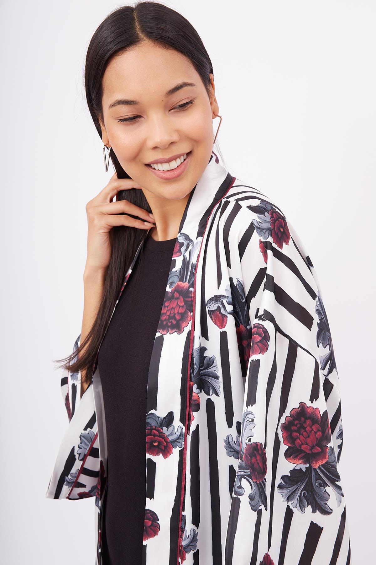 Peraluna-Stripe Garden Short Kimono Çizgili Güllü Baskılı 80 Cm Kısa Saten Kadın Kimono-Kimono-3-roqelvaxirum.shop