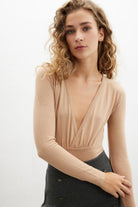 Peraluna-Styleboom X Devon Bodysuit V Yaka Uzun Kol Alttan Çıtçıtlı Kadın Triko Body-Body-15-roqelvaxirum.shop
