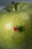 Pia Yuli-Red Apple Piercing-Küpe-4-roqelvaxirum.shop
