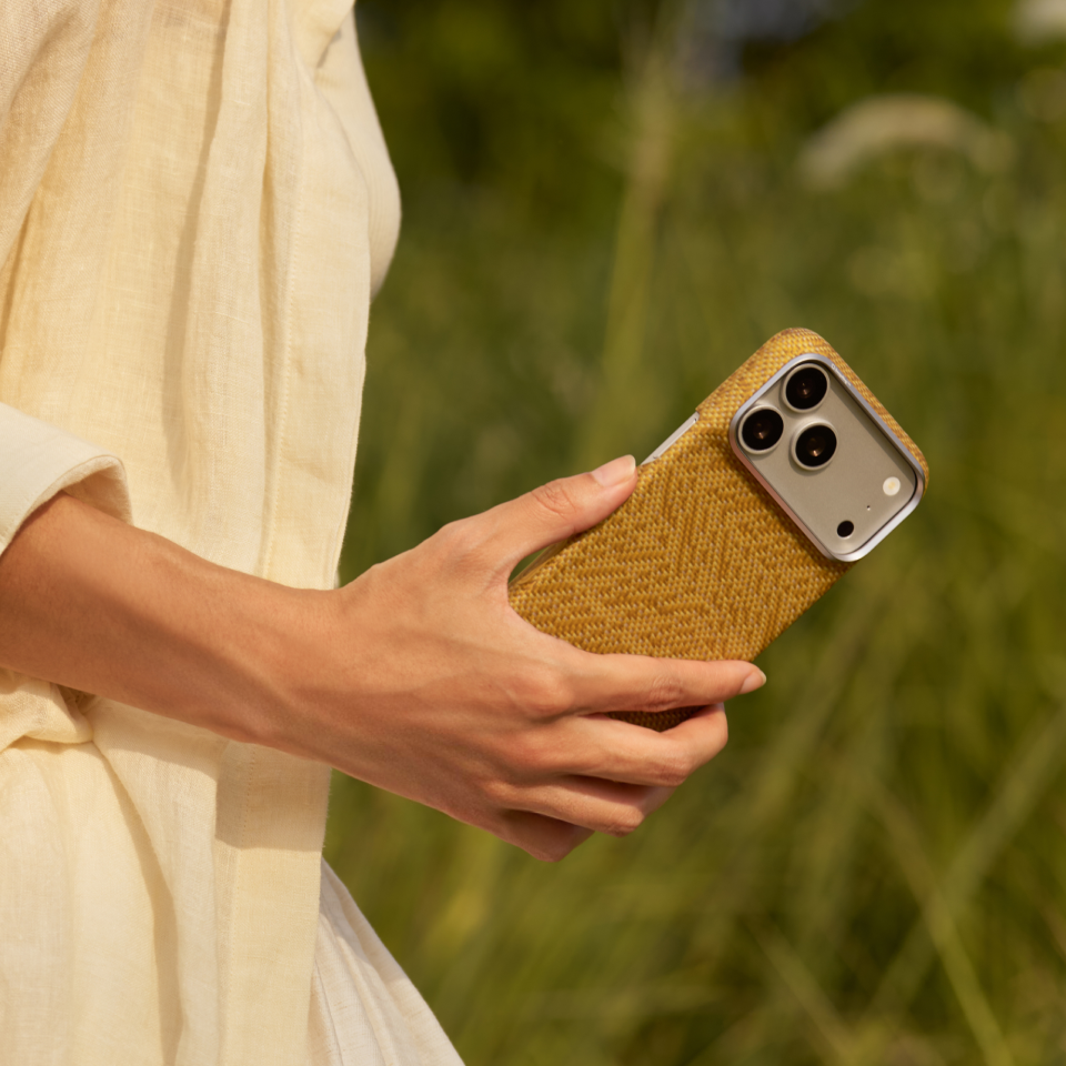 Iphone 18 Pro Max Karbon Kılıf Magsafe Uyumlu Aramid Fiber - Edge Golden Drift