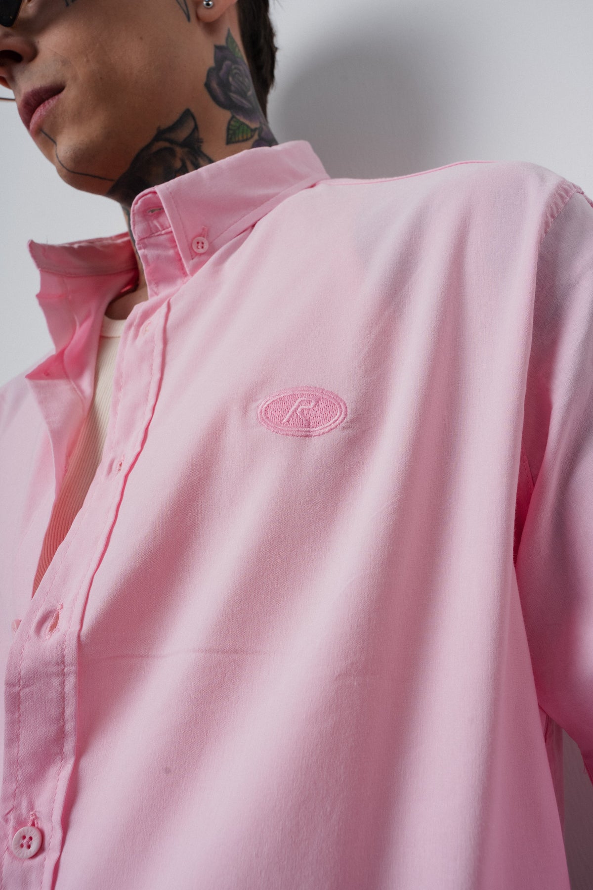 Erkek Arma Nakışlı Uzun Kollu Oversize Gömlek Pembe
