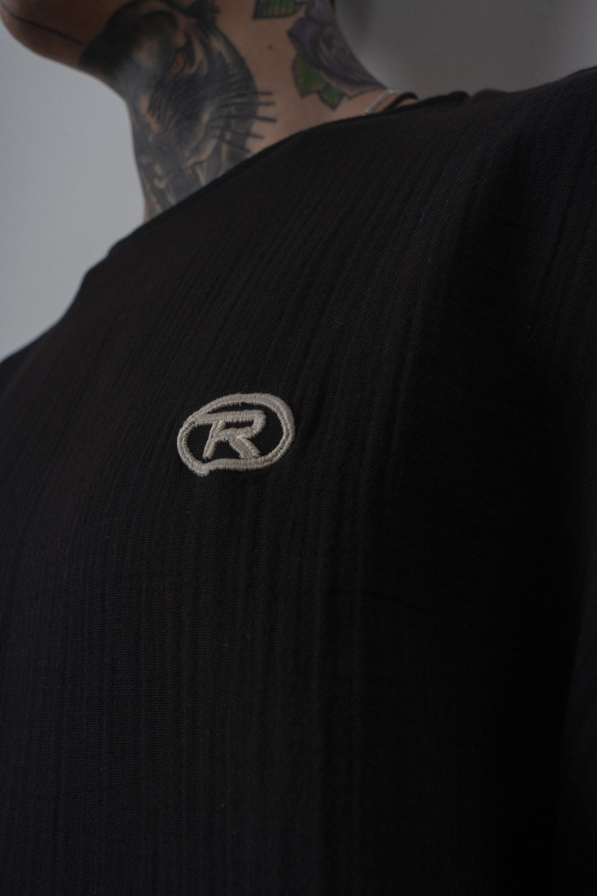 Erkek R Nakışlı Fakir Kol Müslin Oversize T-Shirt Siyah